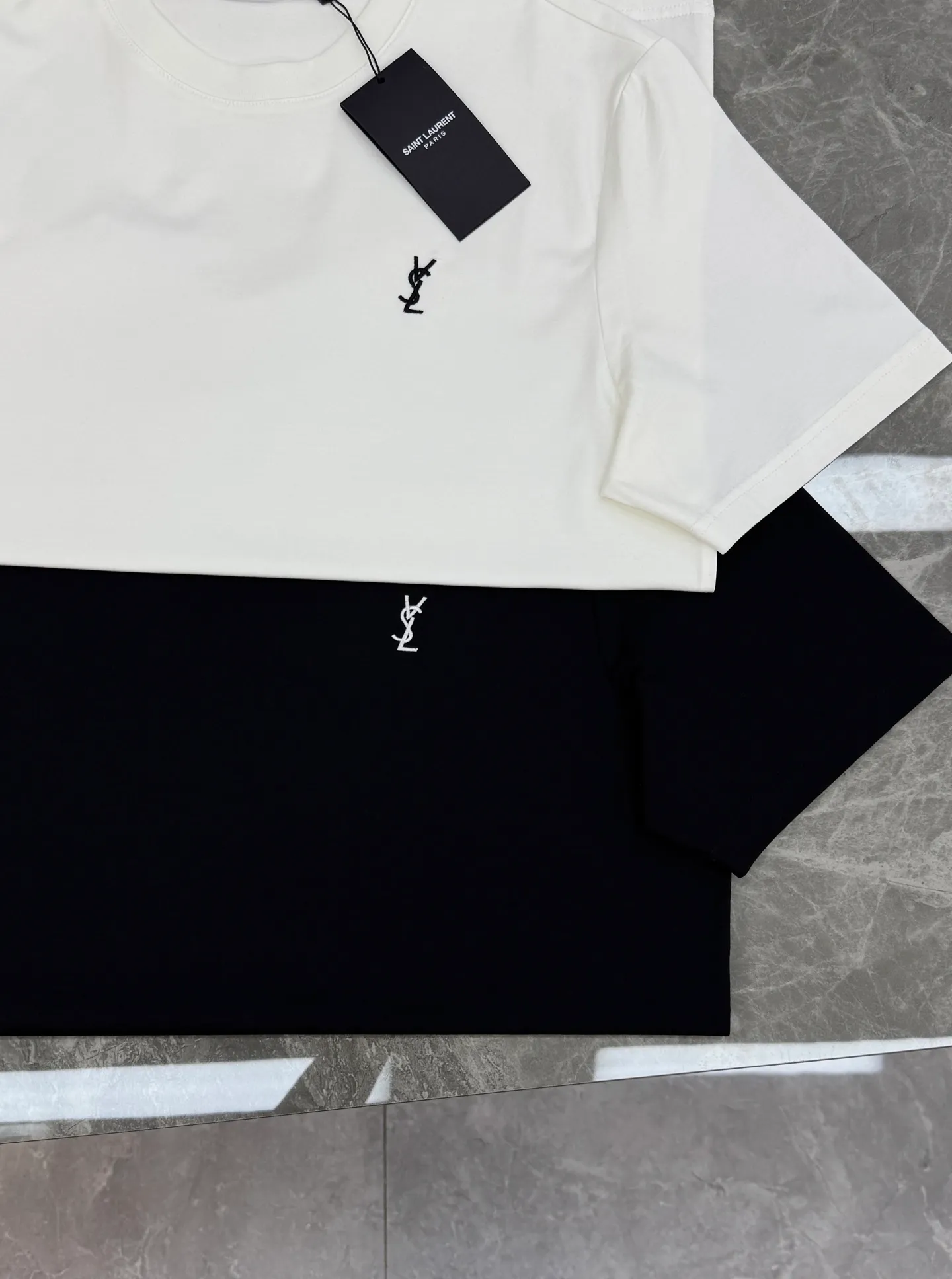⚜️ Saint Laurent 26s New Arrival T ， ❤️ Quality ， . Breathable， ！ White 🪡Logo， ✨ + ， ， 。Black Versatile， ， 、 ！Saint Laurent Quality ， ～ ！ ：Black.White.Sizes：M-3XL ❗️（S 4XL ）175/145 XL